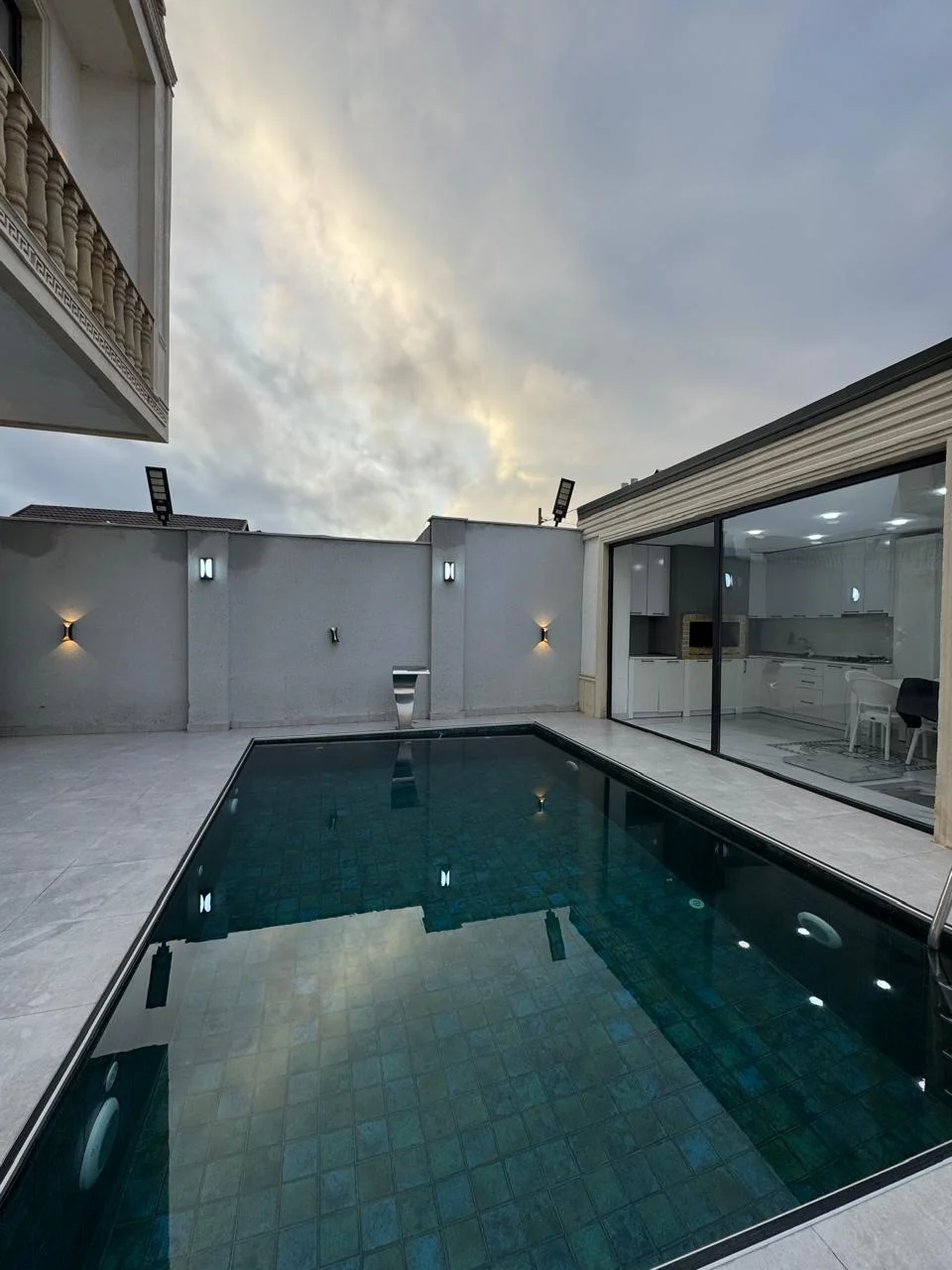 Kirayə 4 otaqlı Həyət evi / Bağ evi 240 m² Xəzər r.