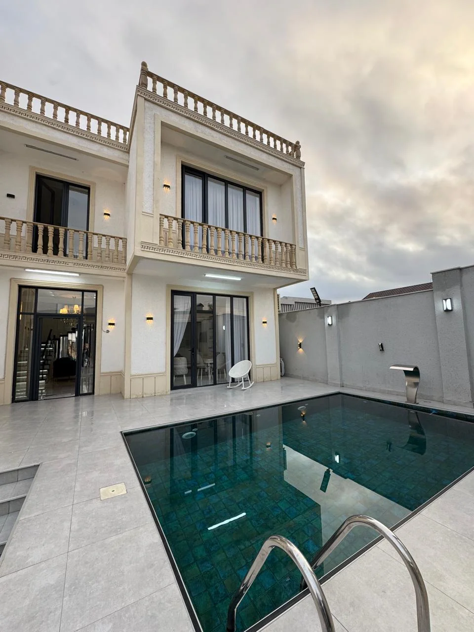 Kirayə 4 otaqlı Həyət evi / Bağ evi 240 m² Xəzər r.