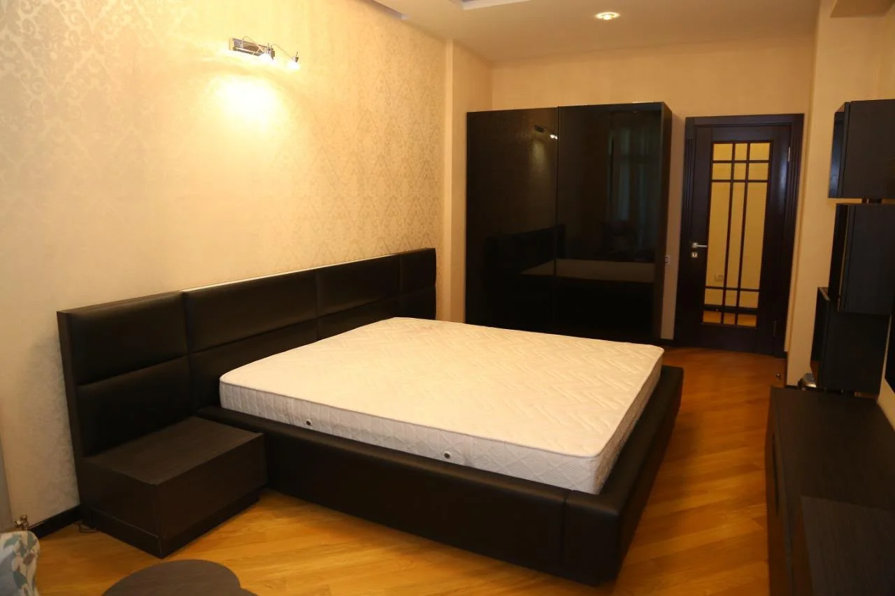 Kirayə 4 otaqlı Mənzil 270 m² Xətai r.