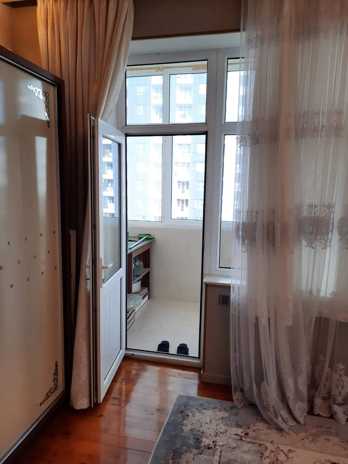 Kirayə 3 otaqlı Mənzil 130 m² Xətai r.