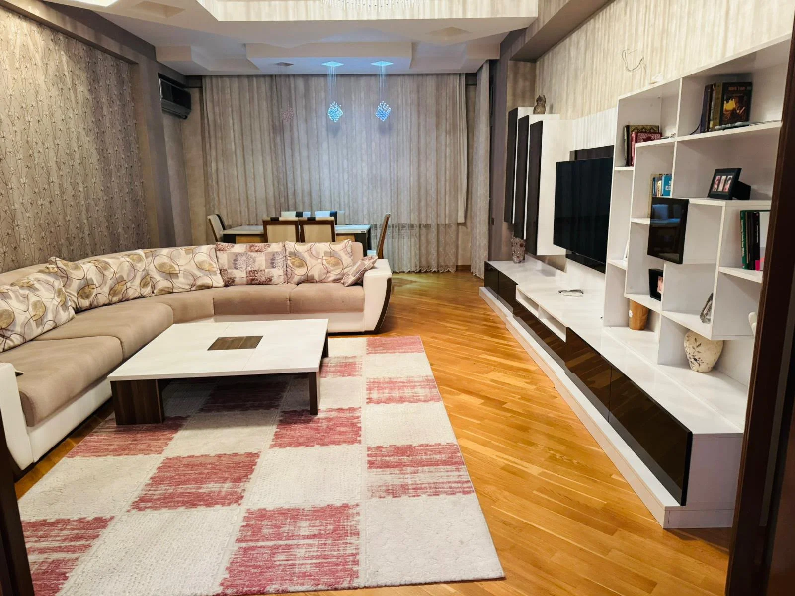 Kirayə 3 otaqlı Mənzil 140 m² Nizami r.