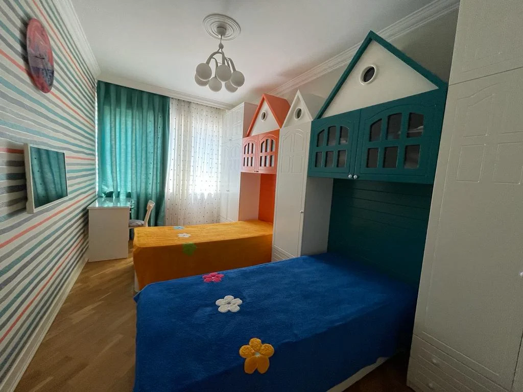 Kirayə 3 otaqlı Mənzil 137 m² Xətai r.