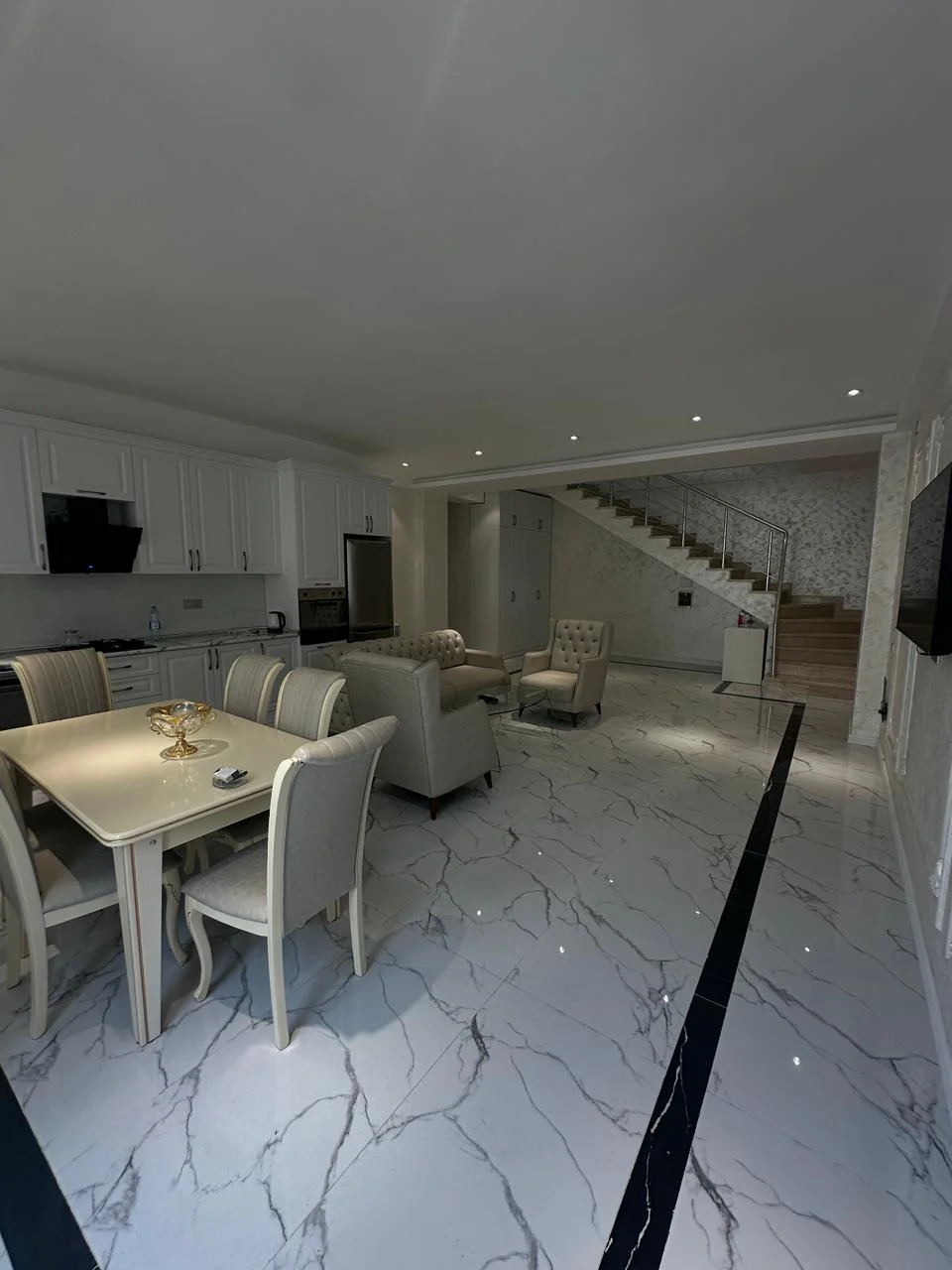 Kirayə 5 otaqlı Mənzil 245 m² Nəsimi r.