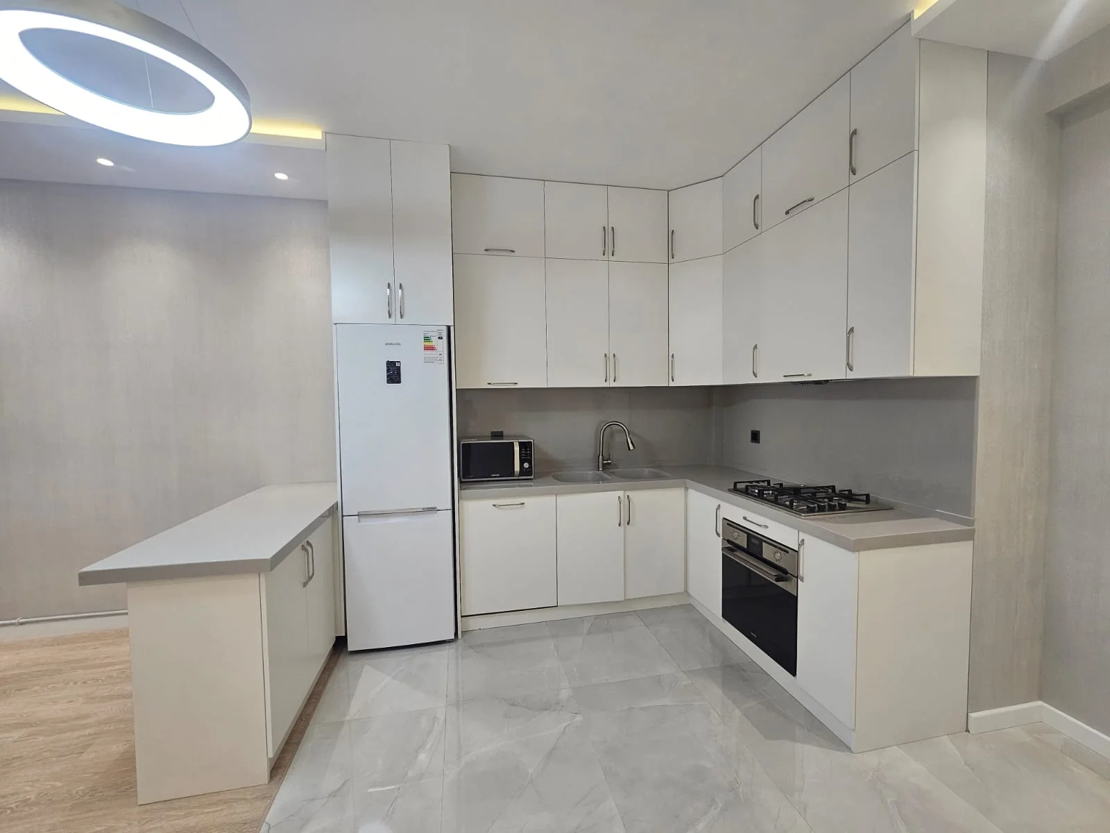 Kirayə 2 otaqlı Mənzil 80 m² Xətai r.