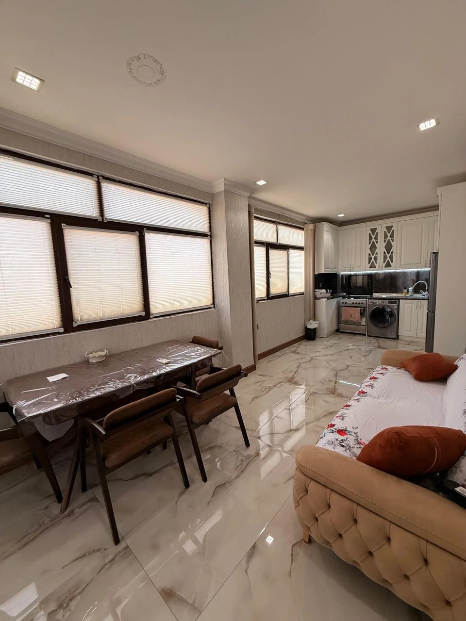Kirayə 5 otaqlı Mənzil 240 m² Xəzər r.