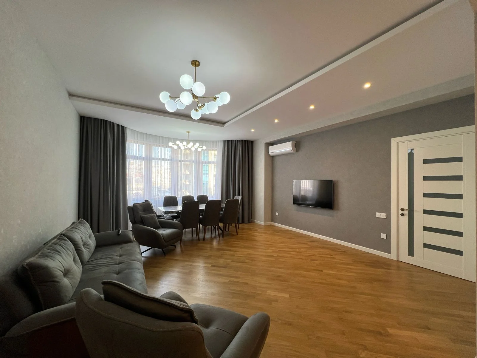 Kirayə 3 otaqlı Mənzil 130 m² Səbail r.