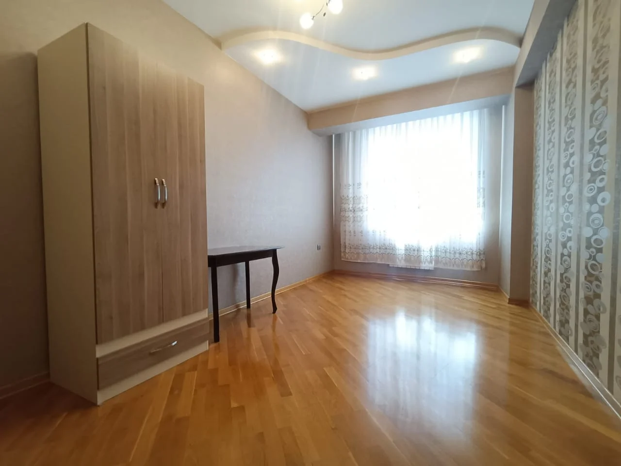 Kirayə 3 otaqlı Mənzil 137 m² Xətai r.