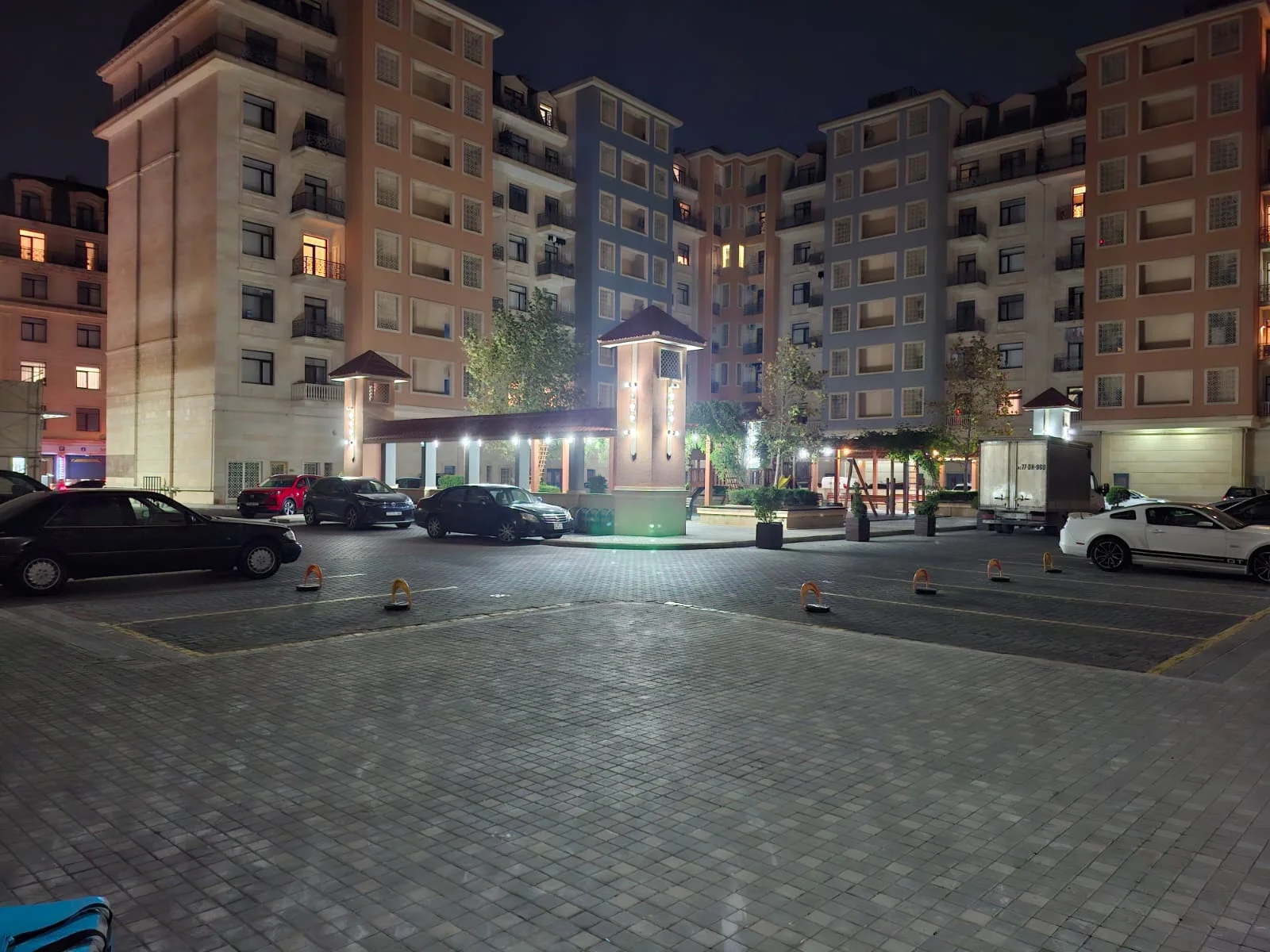 Kirayə 3 otaqlı Mənzil 130 m² Xətai r. Ağ şəhər q. – şəkil 14