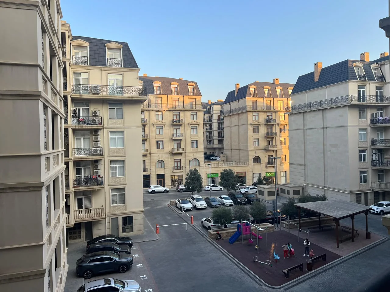 Kirayə 2 otaqlı Mənzil 110 m² Xətai r. Ağ şəhər q. – şəkil 1