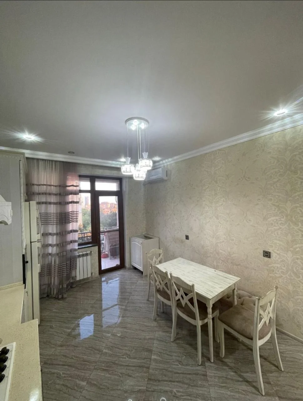 Kirayə 3 otaqlı Mənzil 100 m² Xətai r.