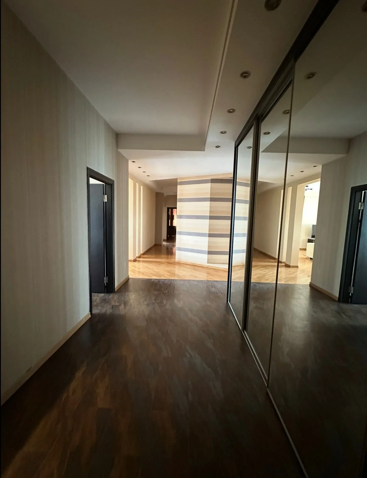Kirayə 4 otaqlı Mənzil 200 m² Nəsimi r.
