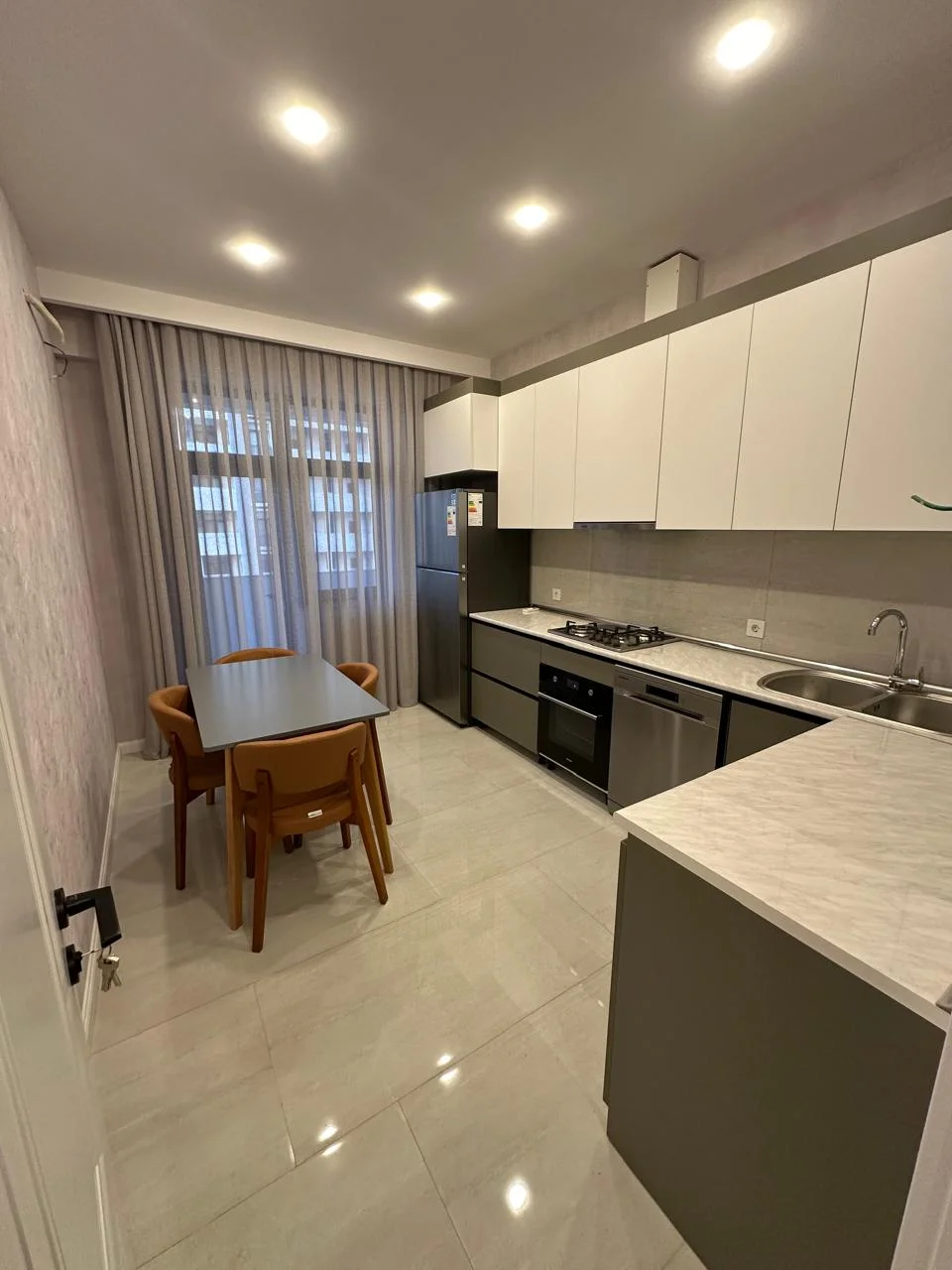 Kirayə 2 otaqlı Mənzil 93 m² Xətai r.