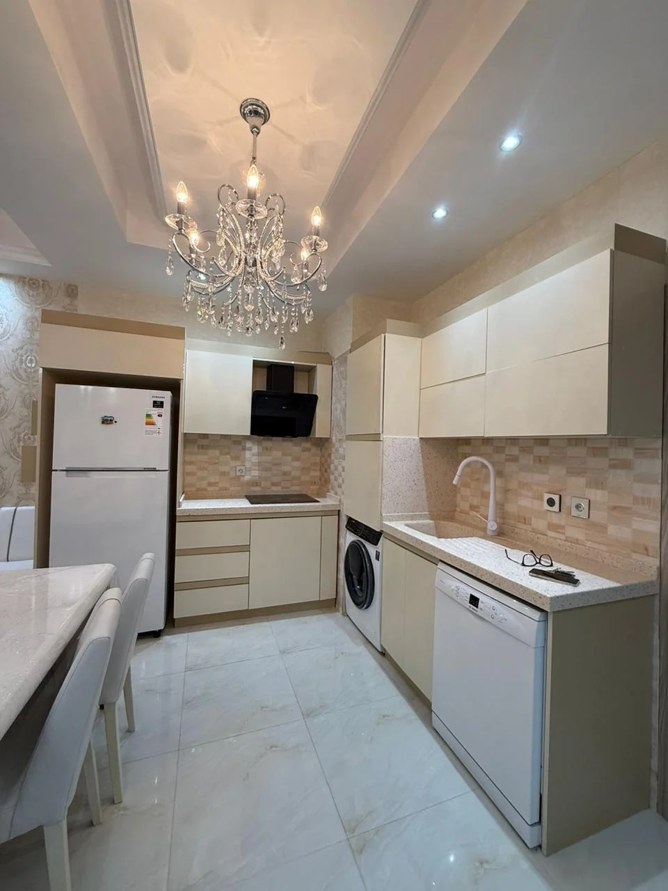 Kirayə 3 otaqlı Mənzil 100 m² Xətai r.