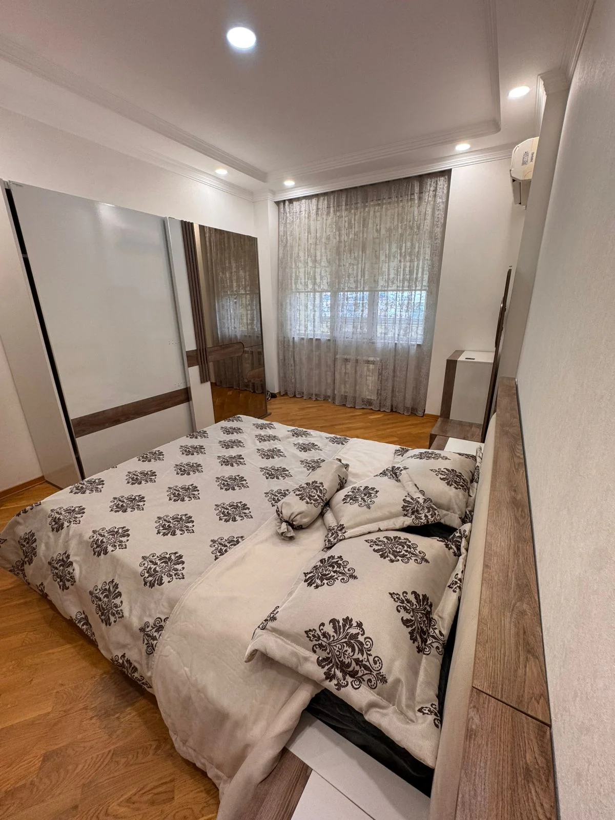 Kirayə 2 otaqlı Mənzil 85 m² Xətai r.