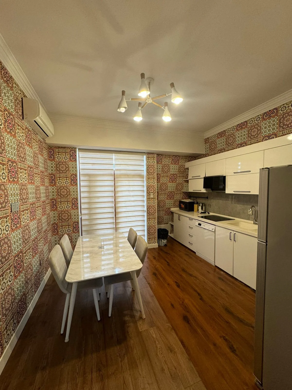 Kirayə 4 otaqlı Mənzil 150 m² Xətai r.