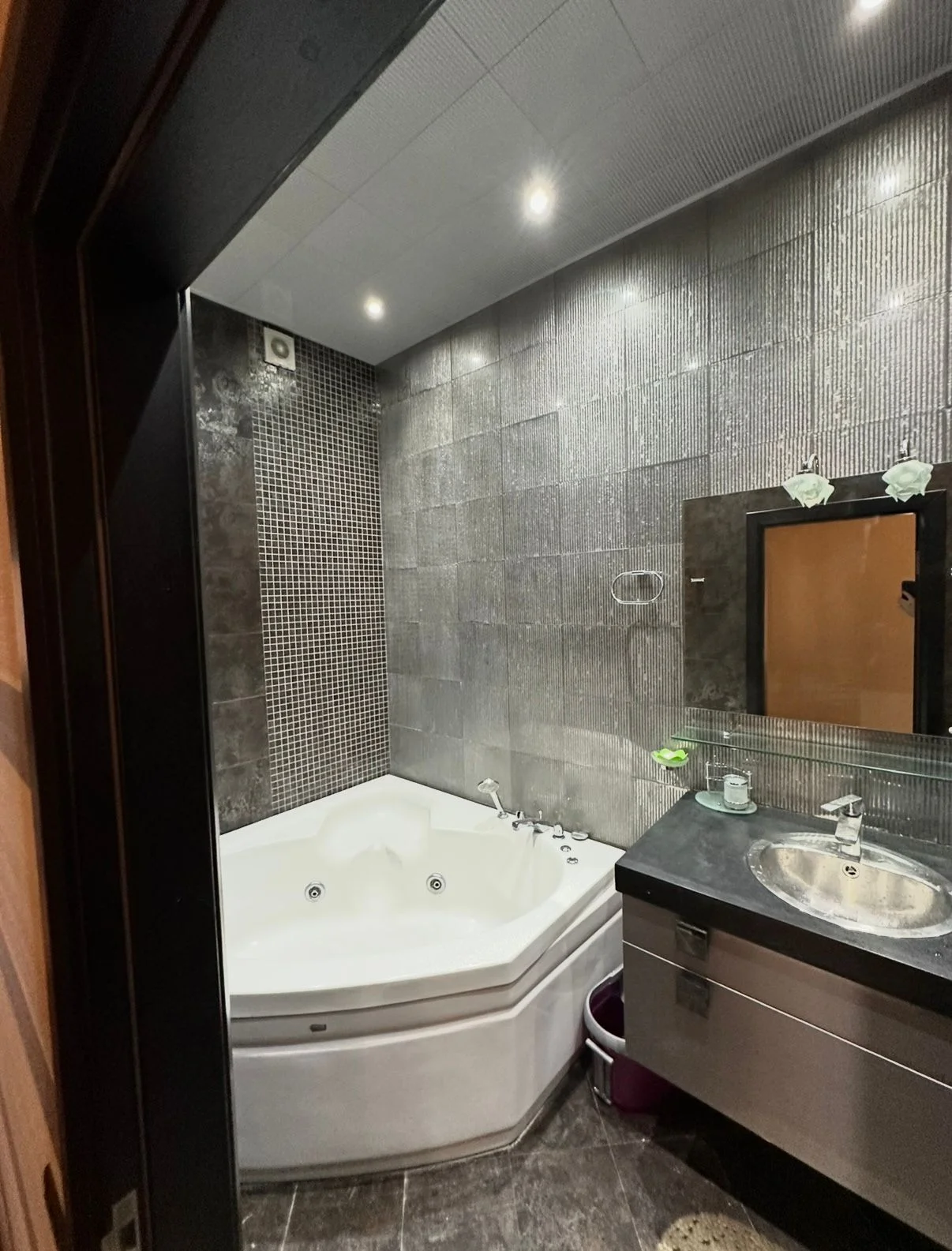 Kirayə 4 otaqlı Mənzil 200 m² Nəsimi r.