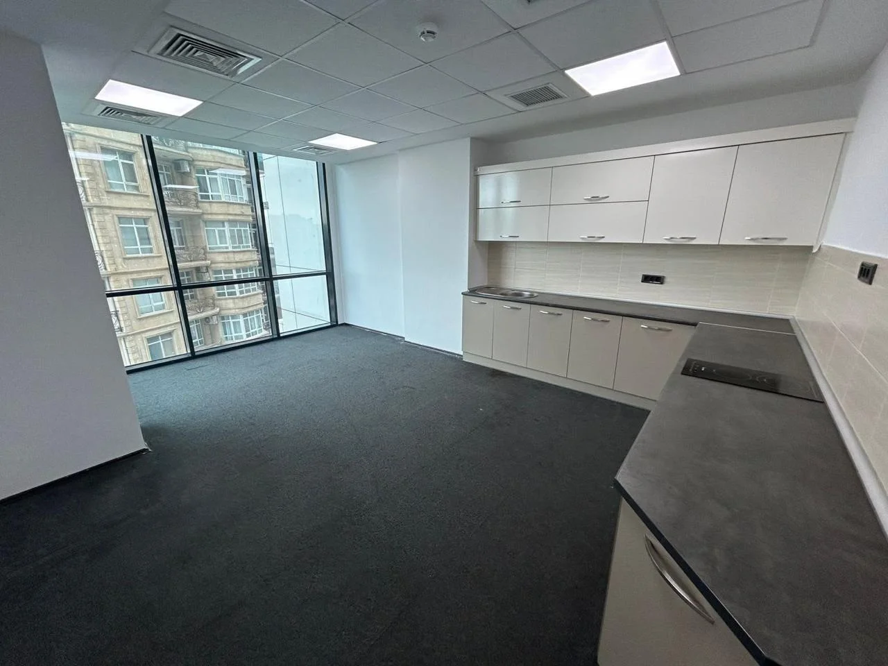 İcarəyə verilir 13 otaqlı ofis 600
