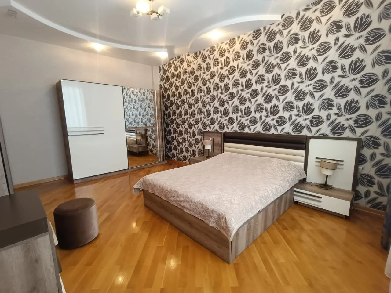 Kirayə 3 otaqlı Mənzil 137 m² Xətai r.