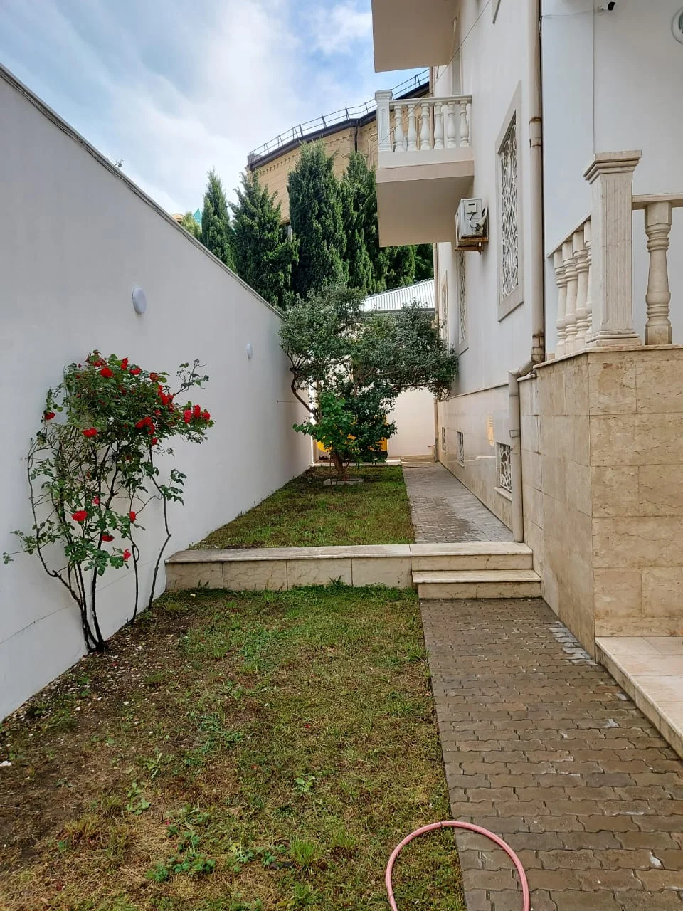 Kirayə 9 otaqlı Həyət evi / Bağ evi 700 m² Nəsimi r.