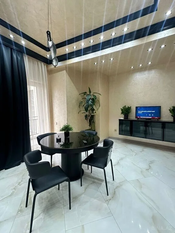 Kirayə 3 otaqlı Mənzil 140 m² Xətai r.
