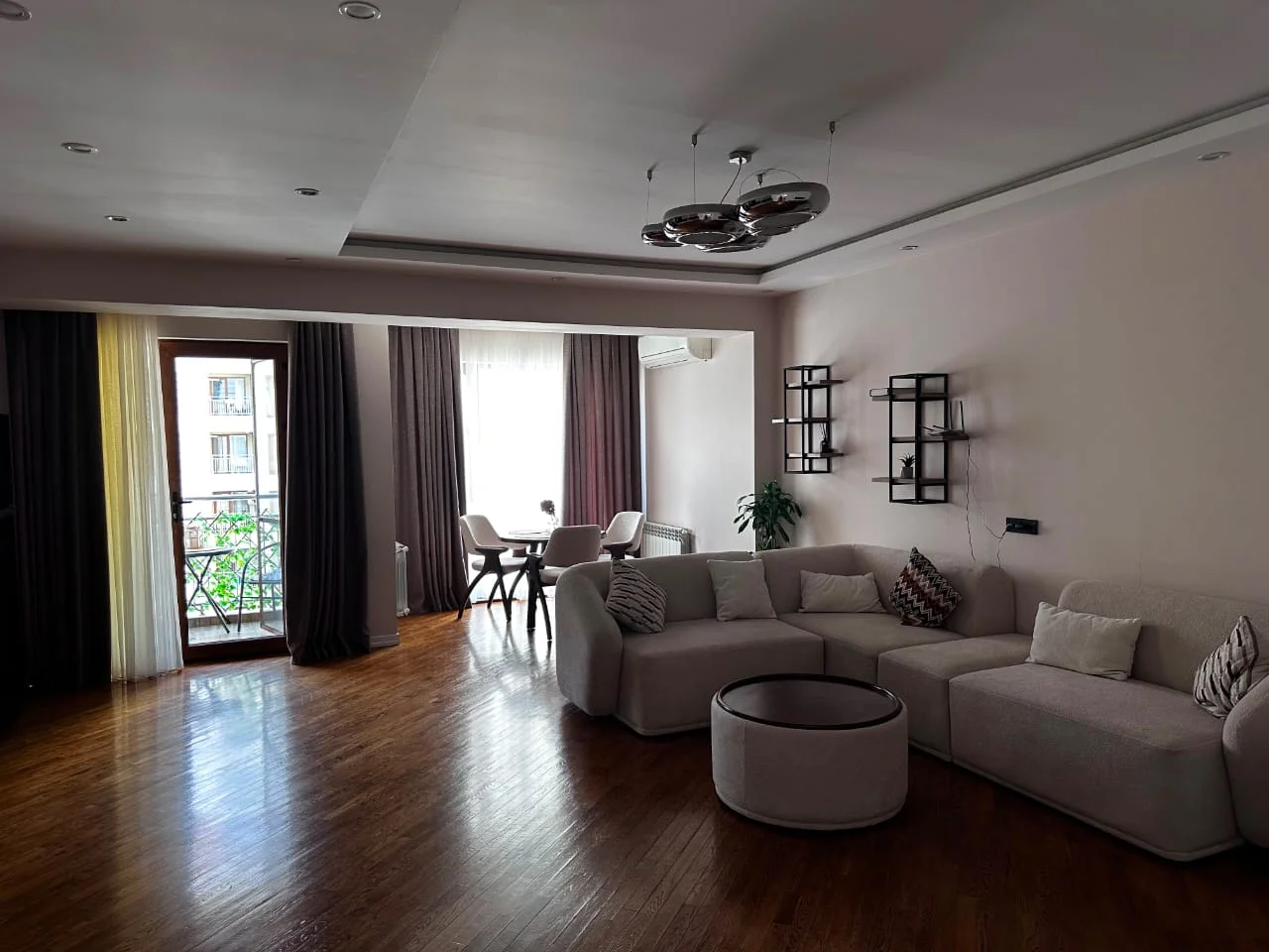 Kirayə 3 otaqlı Mənzil 141 m² Xətai r.