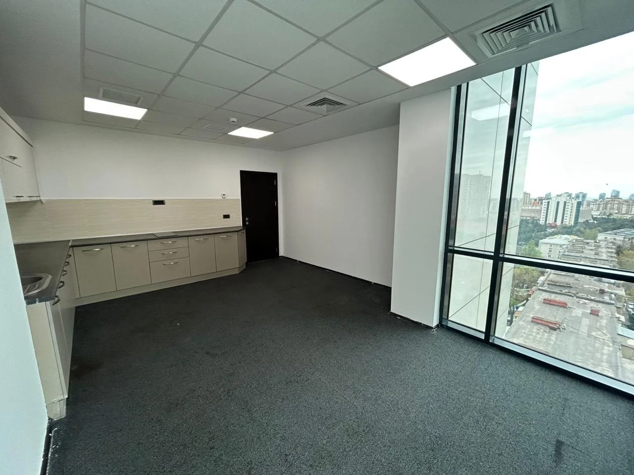 İcarəyə verilir 13 otaqlı ofis 600
