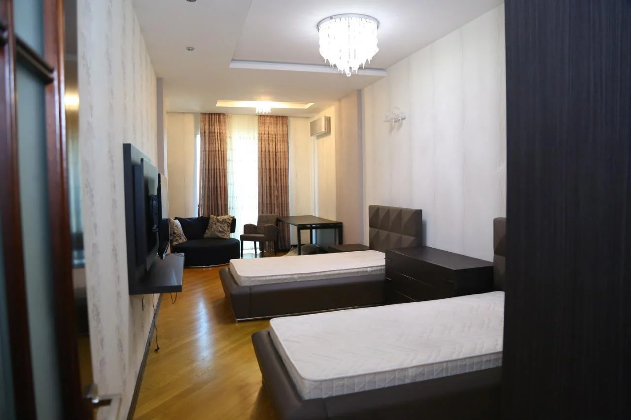 Kirayə 4 otaqlı Mənzil 270 m² Xətai r.