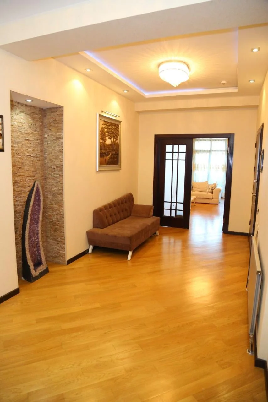 Kirayə 4 otaqlı Mənzil 270 m² Xətai r.